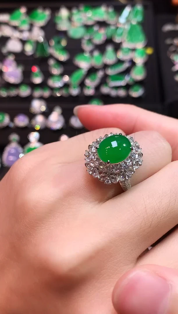 18K金镶嵌戒指翡翠高冰满绿蛋面戒指