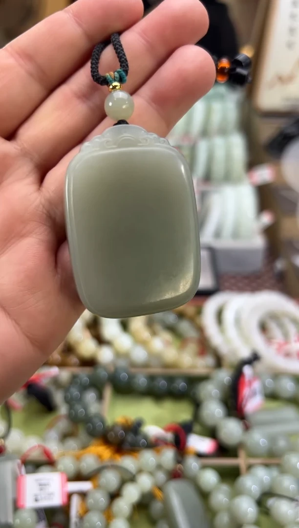 吊坠(赠链)未镶嵌和田玉且末料青白玉吊坠