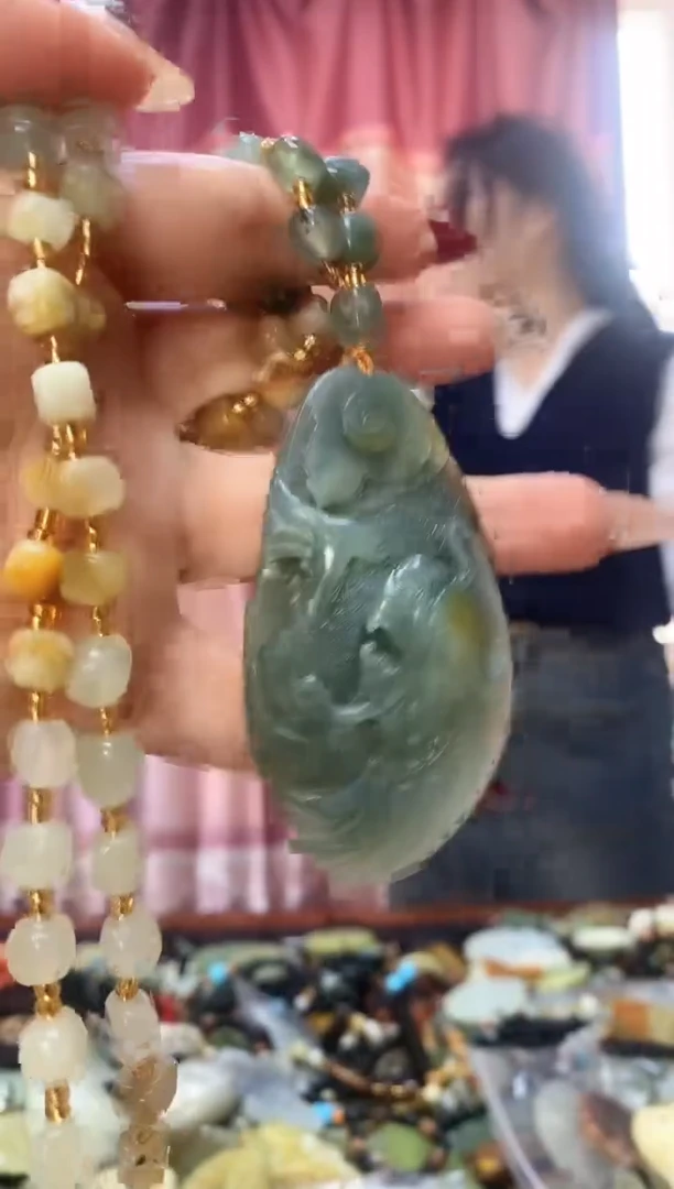 未镶嵌蛇纹石玉吊坠