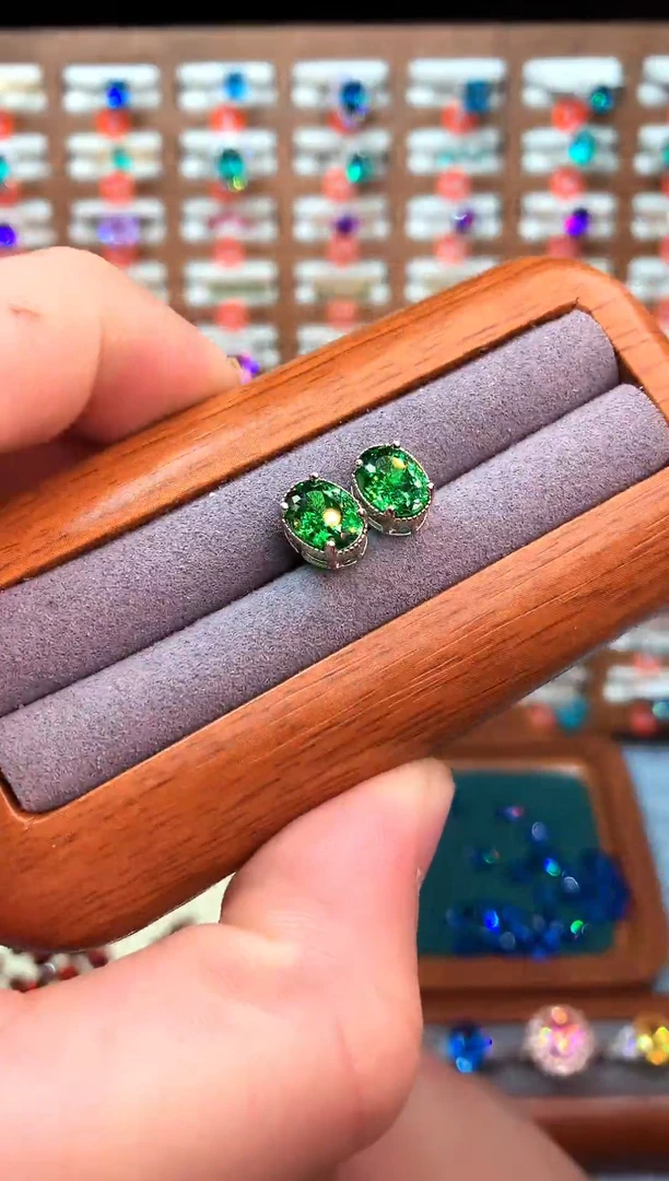 银S925镶嵌耳钉石榴石（沙弗莱）......