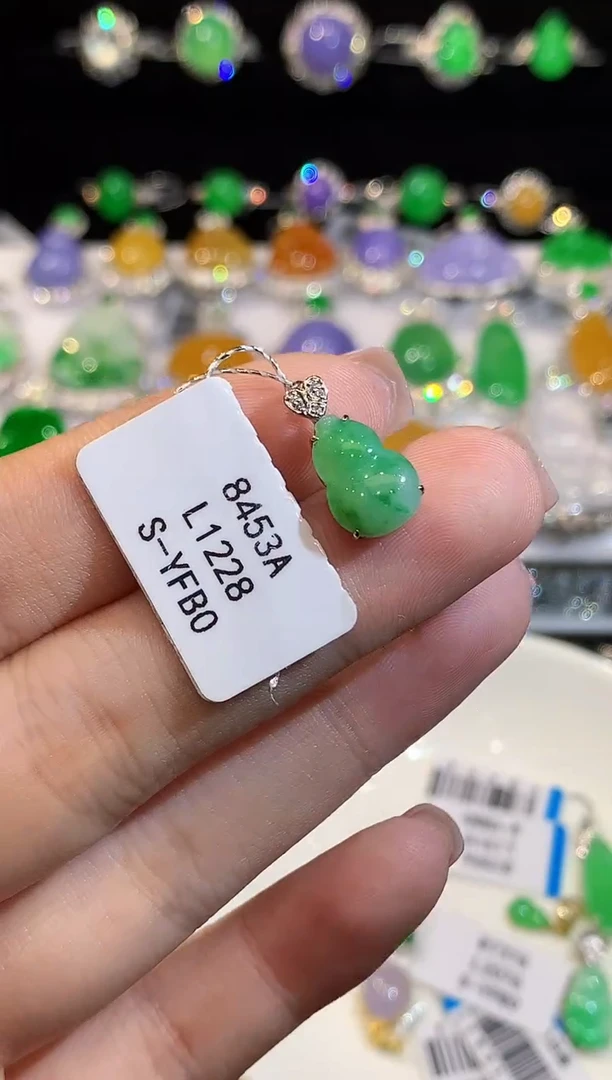 吊坠(不含链)18K金镶嵌翡翠多样性发其一