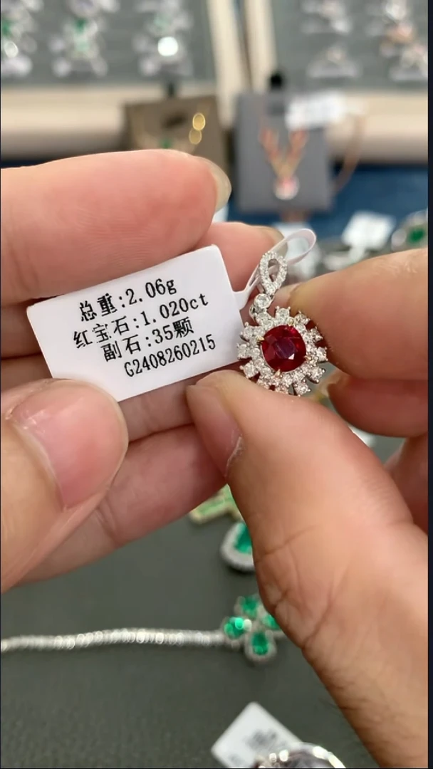 18K金镶嵌吊坠红宝石1.02克拉