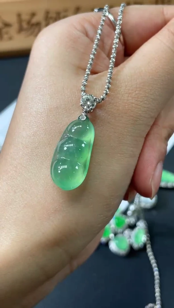 吊坠(不含链)18K金镶嵌翡翠小*叶A678|49800