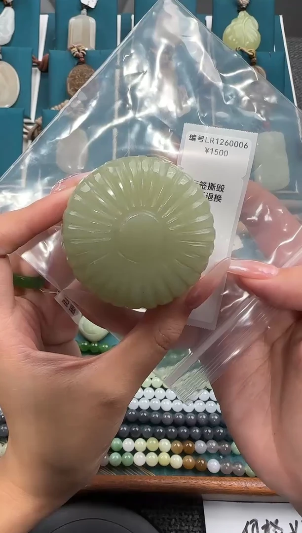 颈饰未镶嵌和田玉吊坠 LR