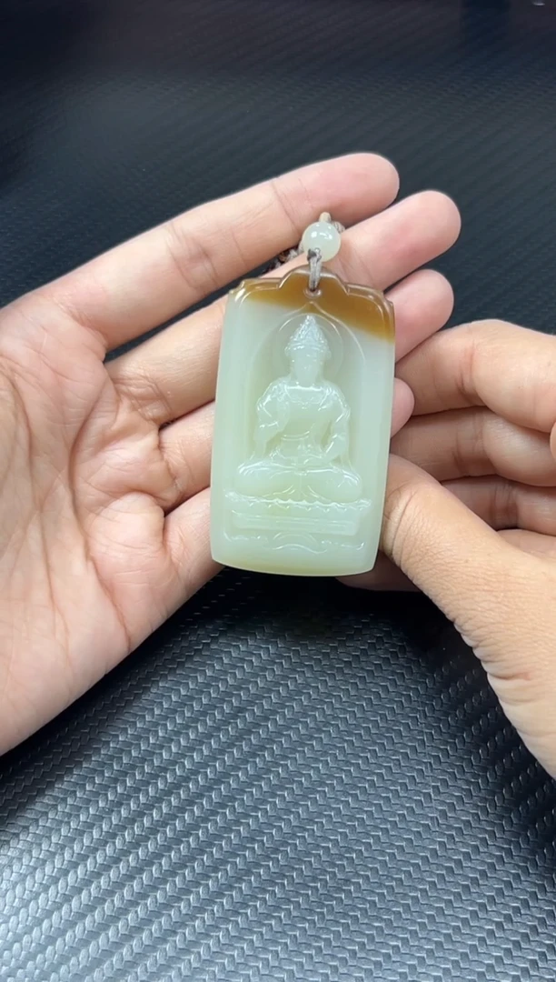 吊坠(赠链)未镶嵌和田玉且末微色差金山吊坠m