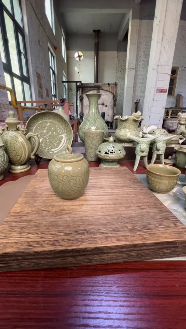 微瑕耀州窑莲纹罐