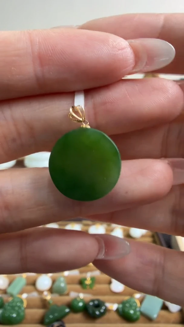 颈饰18K金镶嵌和田玉挂件