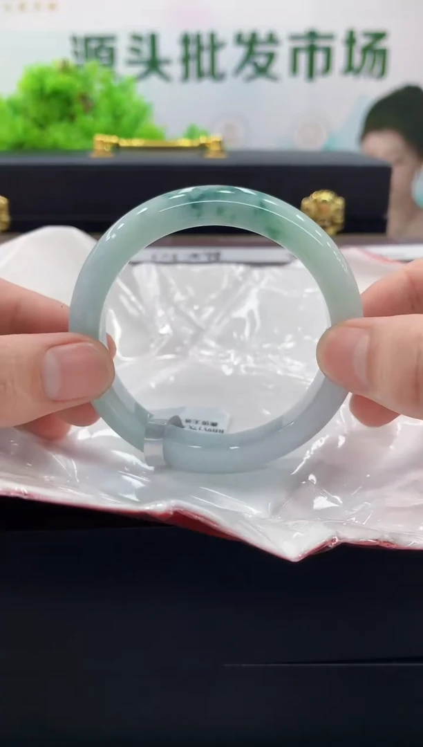 翡翠手镯未镶嵌手镯