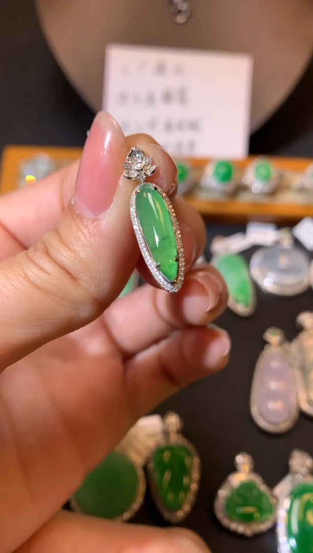 【闪购商品】翡翠吊坠(不含链)18K金镶嵌吊坠