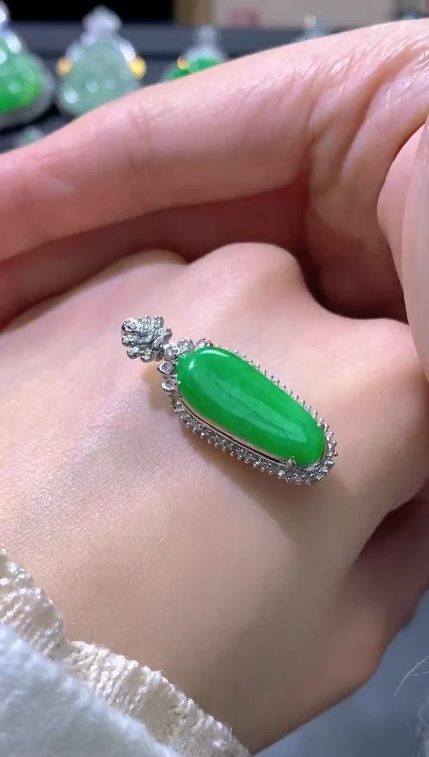 颈饰18K金镶嵌翡翠福瓜