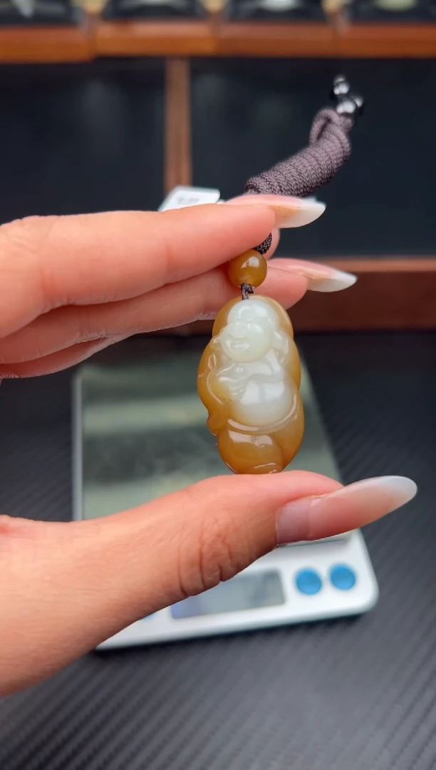 吊坠(赠链)未镶嵌和田玉F***a且末金山微色差吊坠