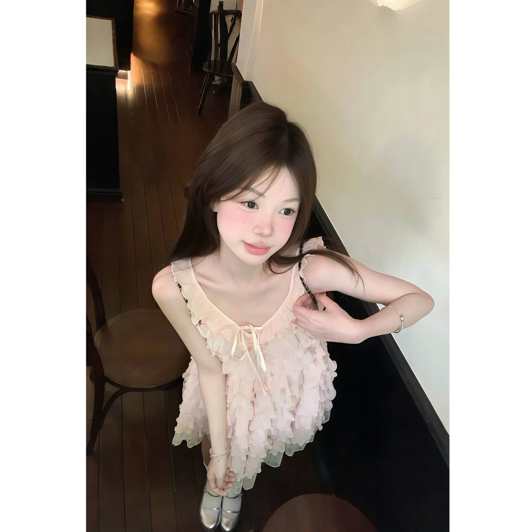 2025早秋新款法式千金风蕾丝边蛋糕短裙精致显瘦粉嫩吊带连衣裙女