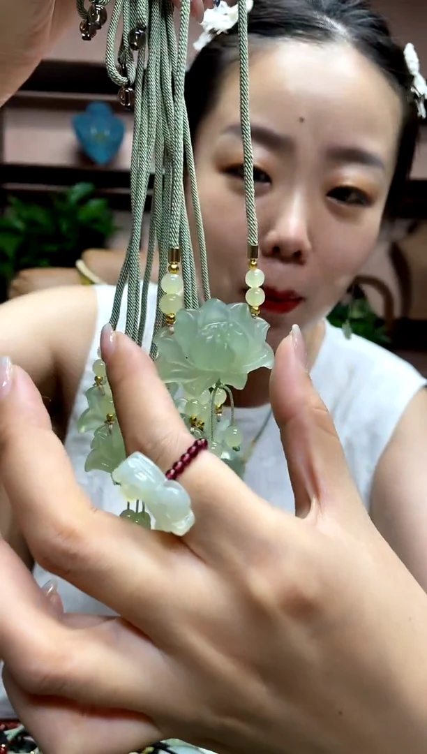 岫玉未镶嵌吊坠多样性发货发其中之一