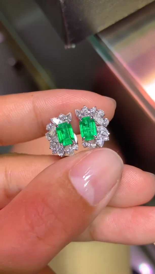 祖母绿18K金镶嵌耳钉1.09CT