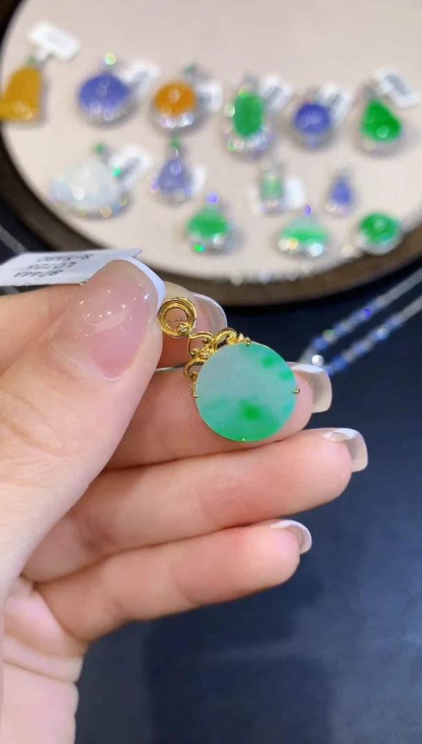 翡翠18K金镶嵌吊坠(不含链)L多样性发其一