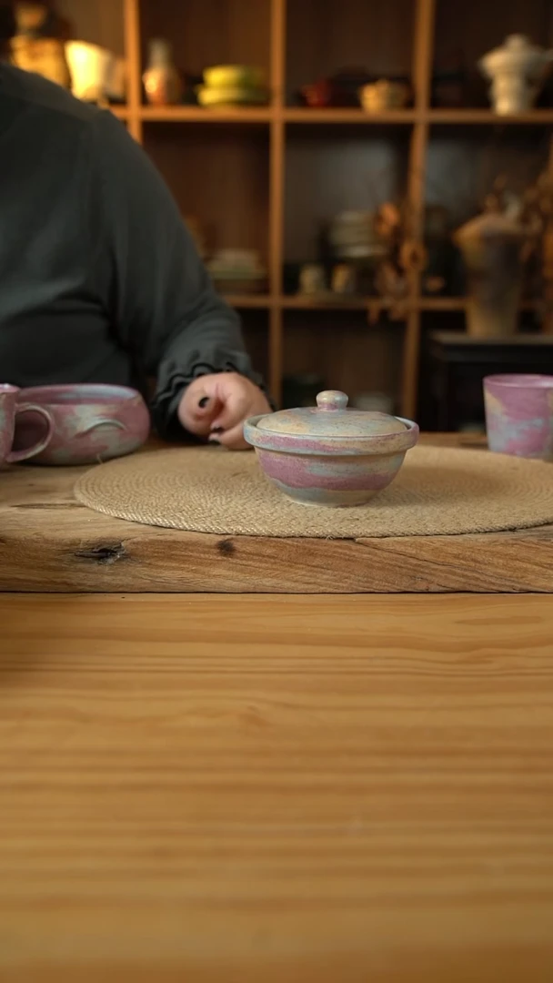 紫色系列的带盖子的小炖盅1个