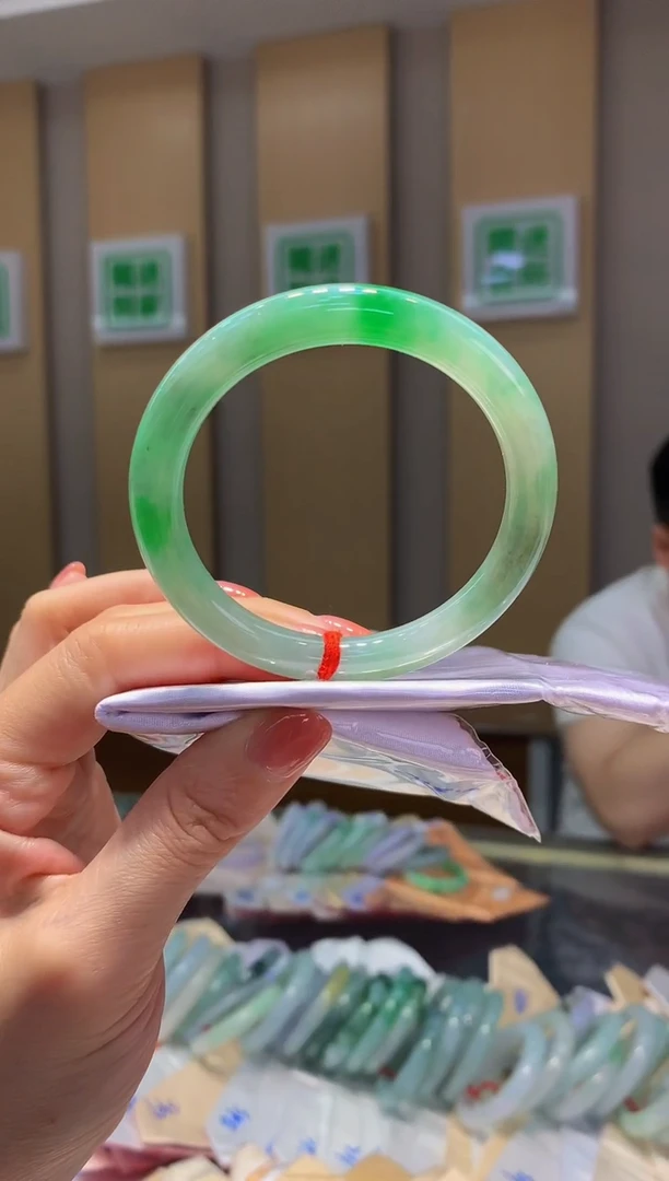 翡翠手镯未镶嵌-Q222圈口52.1*8.2*8.6