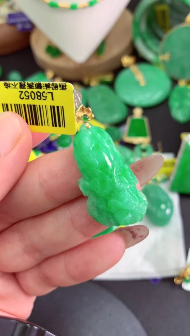 翡翠18K金镶嵌颈饰挂件