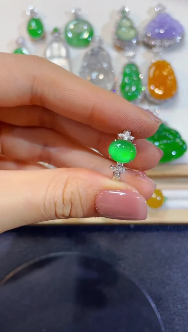 颈饰18K金镶嵌翡翠团购31