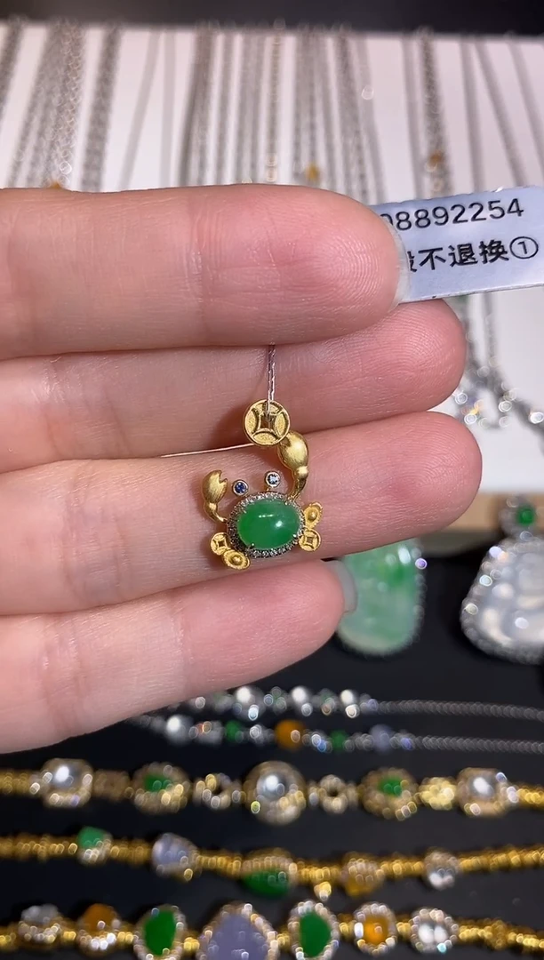 颈饰18K金镶嵌翡翠吊坠