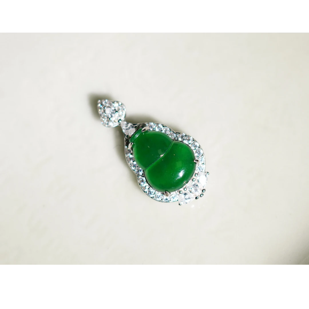 翡翠辣绿经典款葫芦吊坠多样性发货发其一