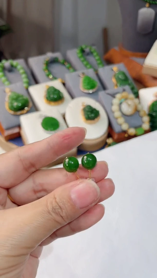 18K金镶嵌和田玉耳饰 9.5mm