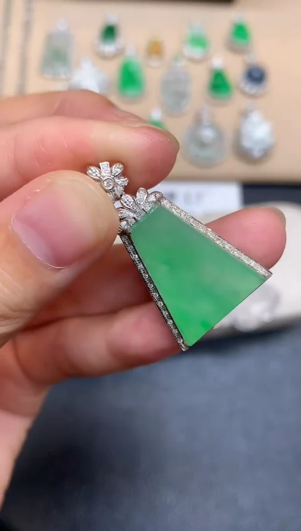 颈饰18K金镶嵌翡翠无事牌【无服务费