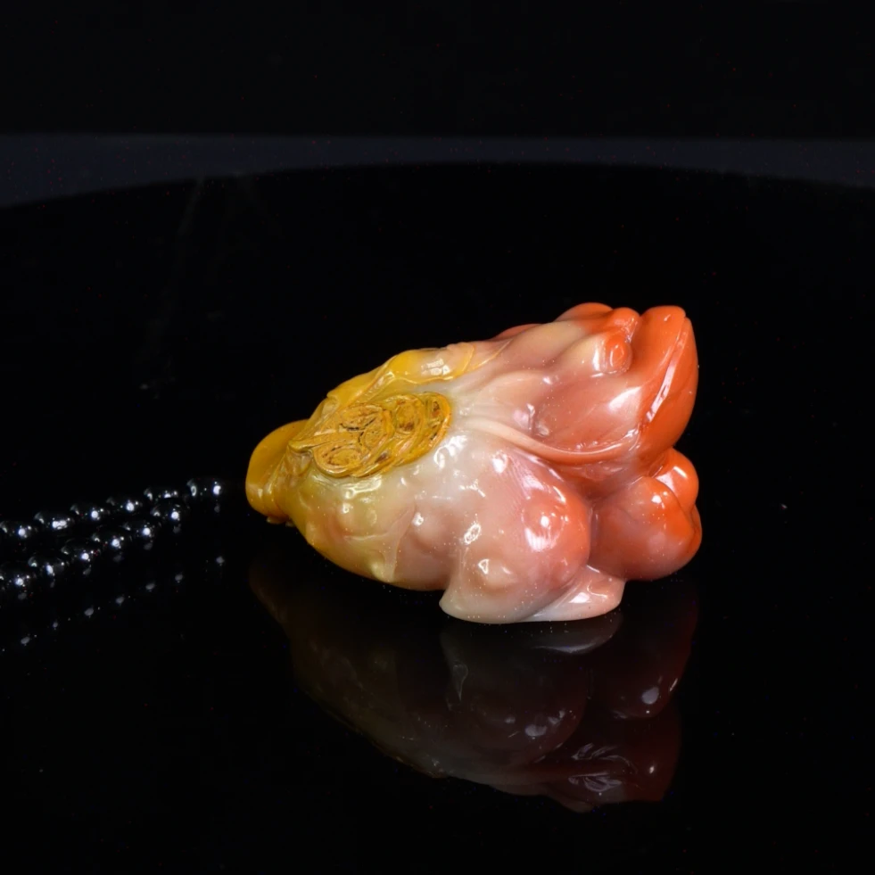 Lot.20.老挝南部田料金蟾抱财手把件148.9克6.8x4.8x3.8cm