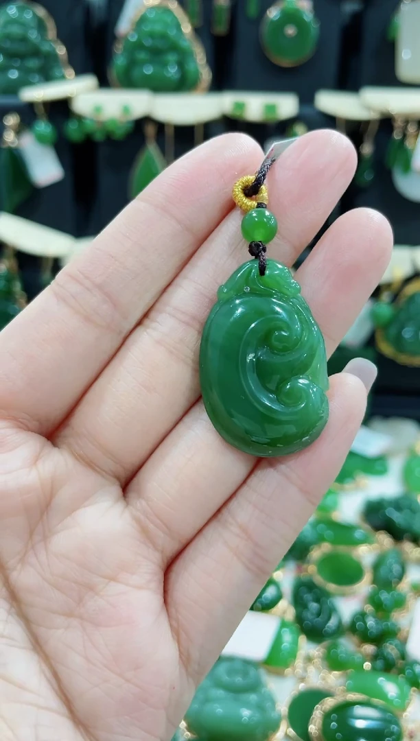 颈饰未镶嵌和田玉（碧玉）如意