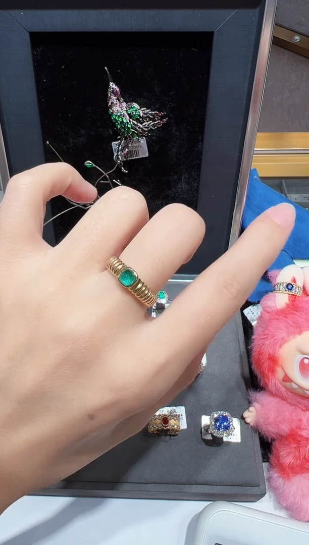 18K金镶嵌戒指祖母绿糖塔小灯泡0.62ct