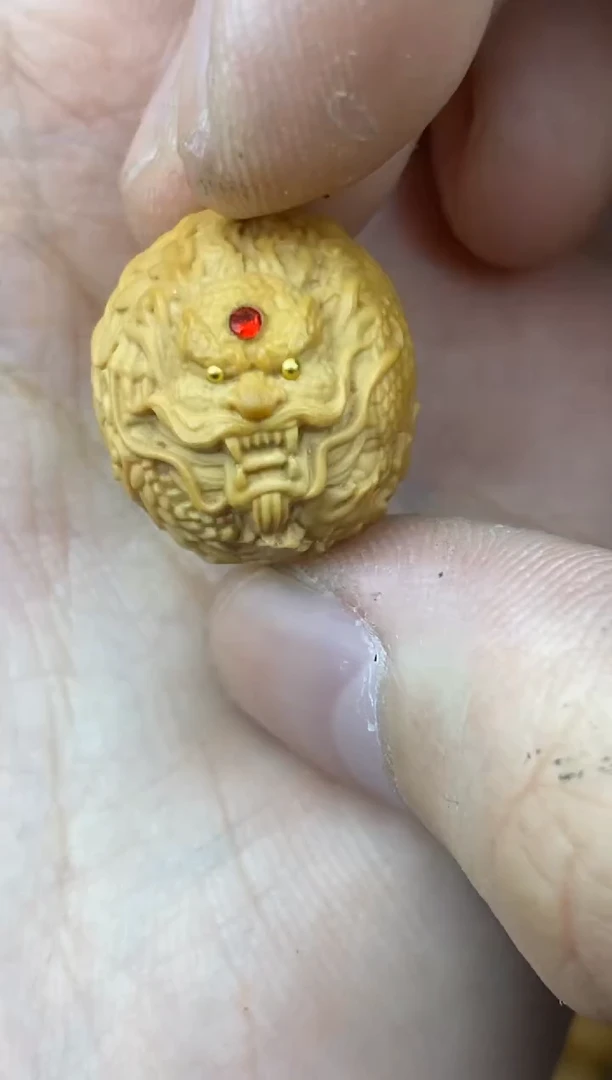 猴头核桃吊坠龙鳞珠 红色