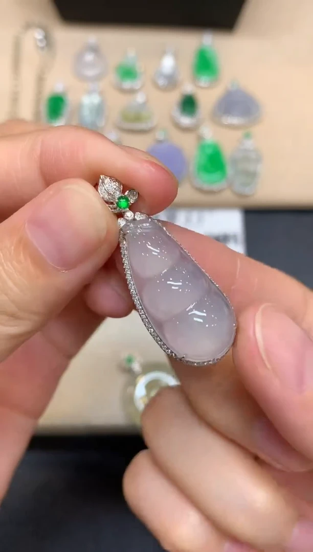 颈饰18K金镶嵌翡翠福豆【无服务费