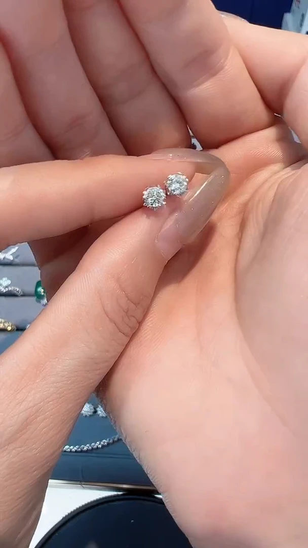 【闪购商品】钻石耳饰18K金镶嵌耳钉