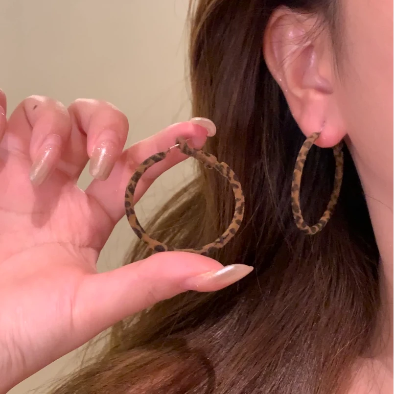 铜合金绒毛耳饰 早秋复古百搭豹纹植绒耳圈女气质时髦耳环耳饰