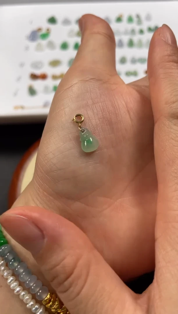 吊坠(不含链)18K金镶嵌翡翠一个JK301