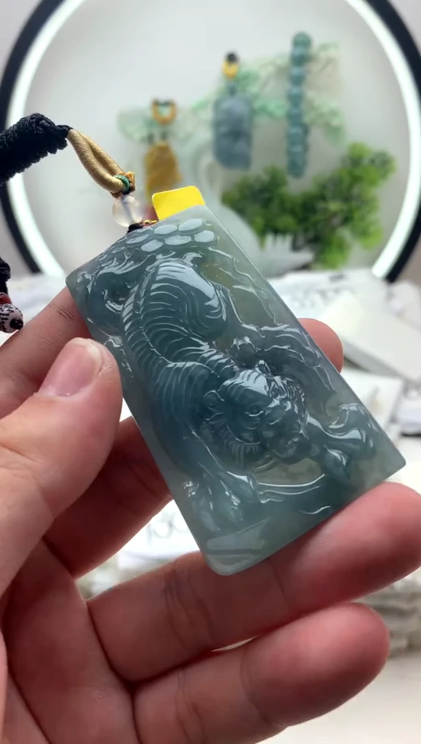 翡翠未镶嵌颈饰虎
