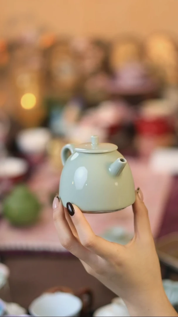 正八鸭蛋青茶壶1