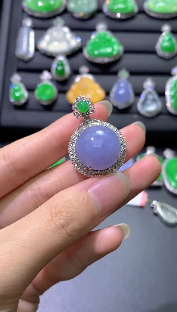 颈饰18K金镶嵌翡翠蛋面