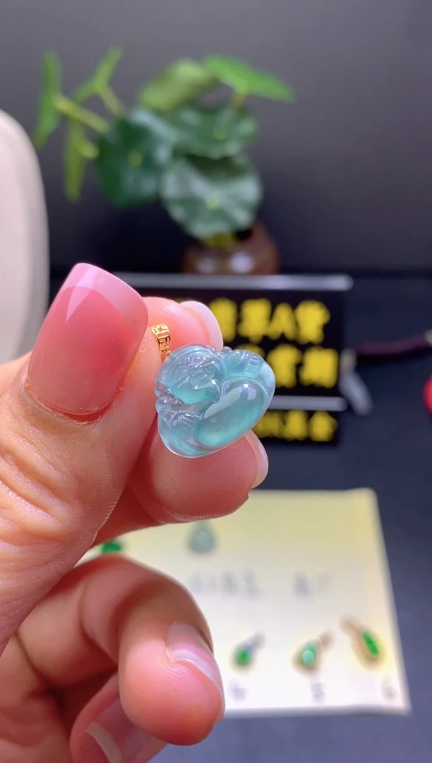 翡翠18K金镶嵌颈饰翡翠吊坠