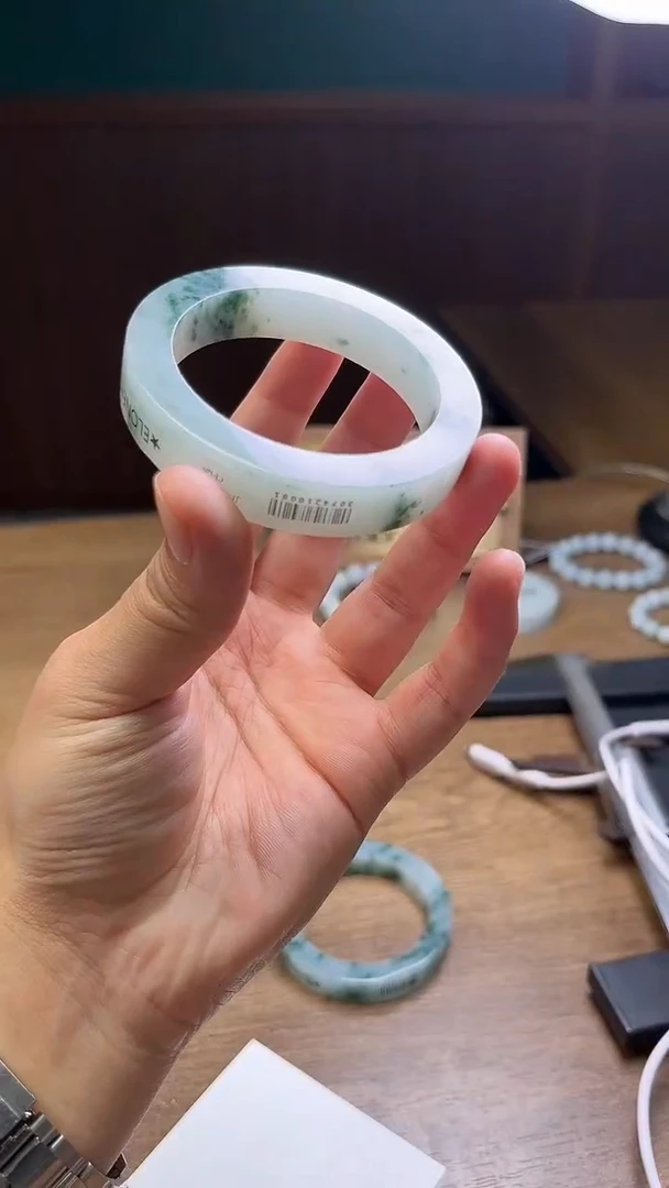 未镶嵌手镯定制翡翠是***呀定制