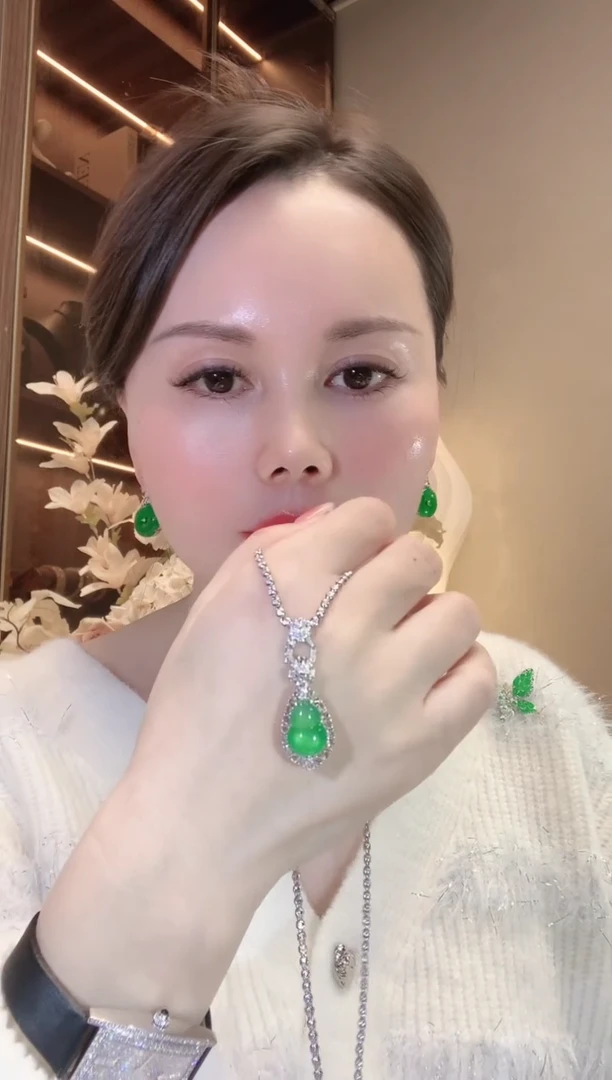 【闪购商品】翡翠吊坠(不含链)18K金镶嵌D67