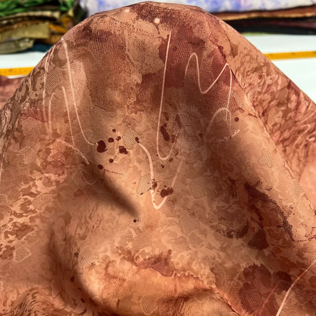 【6034】咖色提花红云纱花萝面料