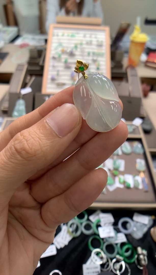 颈饰18K金镶嵌翡翠叶子