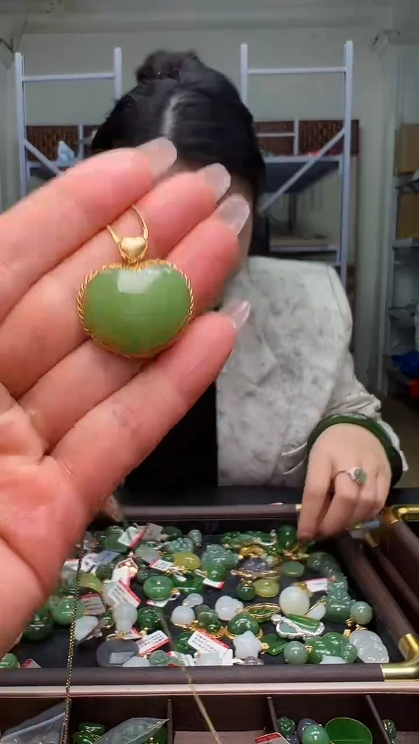 颈饰18K金镶嵌和田玉（多样性发货.发其一)12.31.57