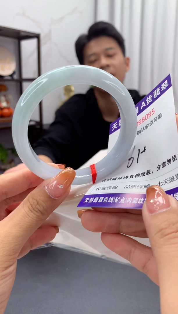 未镶嵌手镯翡翠有纹，完美者勿拍