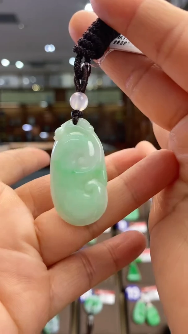 翡翠未镶嵌颈饰如意