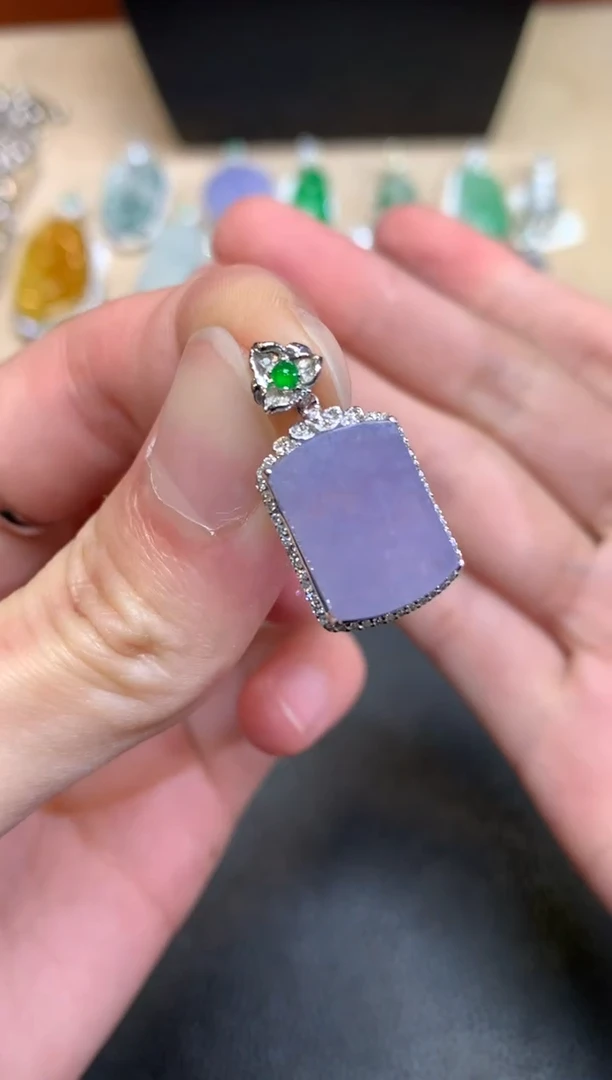 【闪购商品】翡翠颈饰18K金镶嵌无事牌【无服务费】