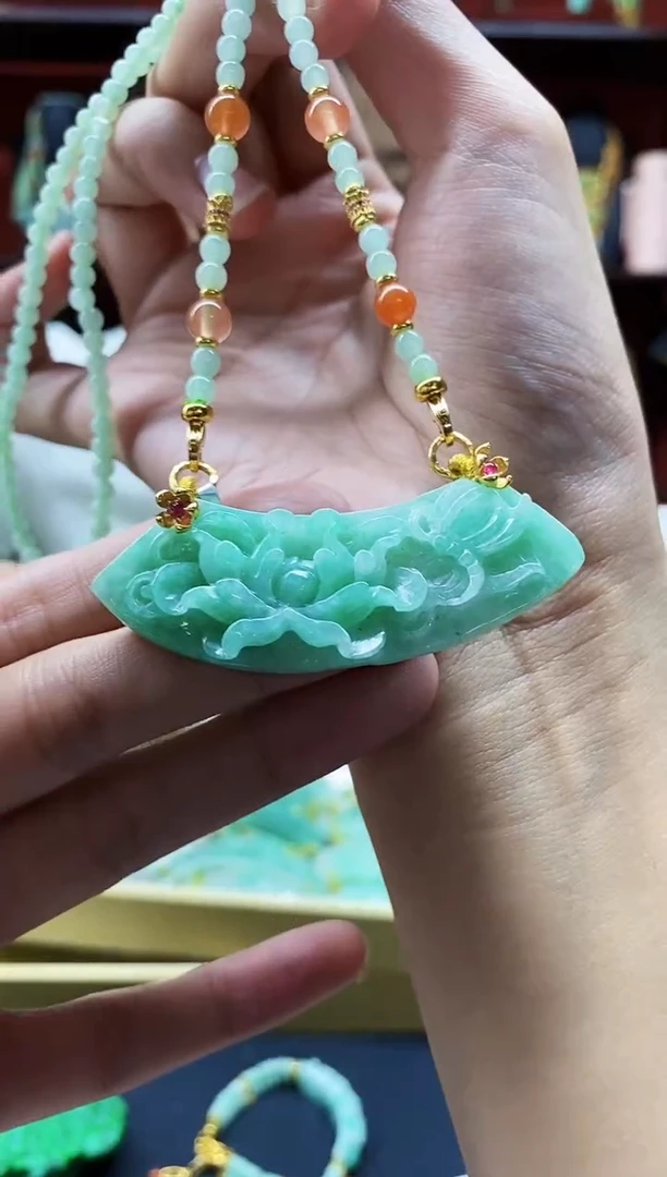 颈饰未镶嵌翡翠吊坠