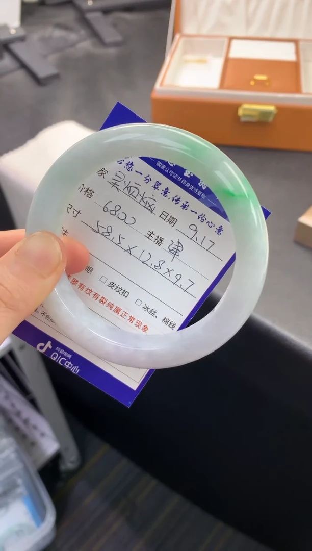 未镶嵌手镯翡翠吴**?退货需手镯吊牌标签完好
