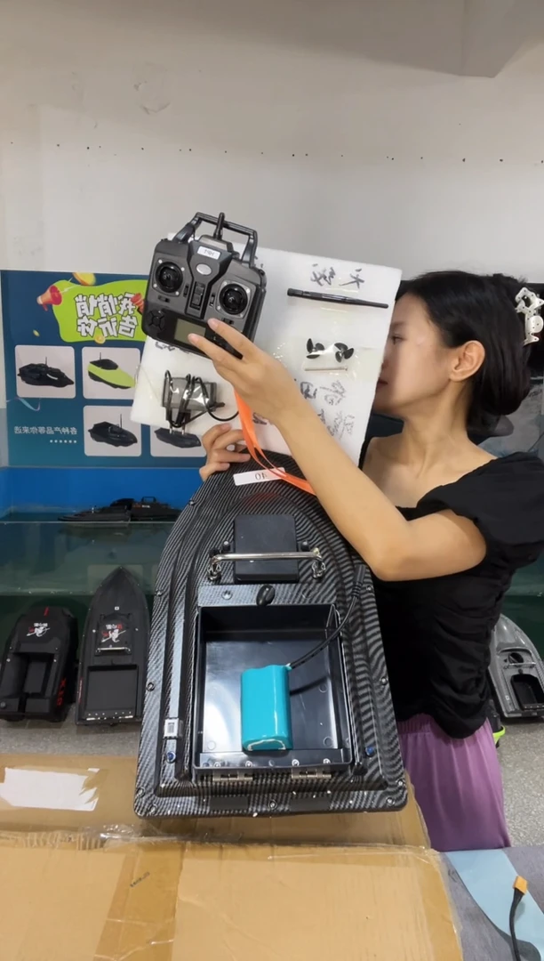 二手船处理7.4VGPS款F18配12000毫安电池送船包编号40